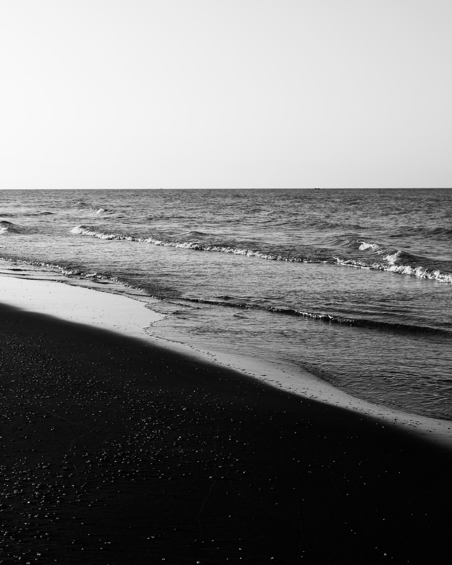 Strandbild in schwarz-weiß