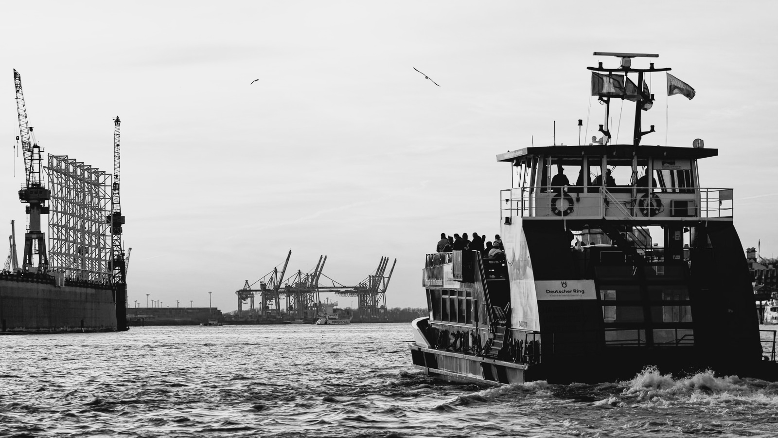 Hamburger Landungsbrücken, Schiff auf dem Wasser